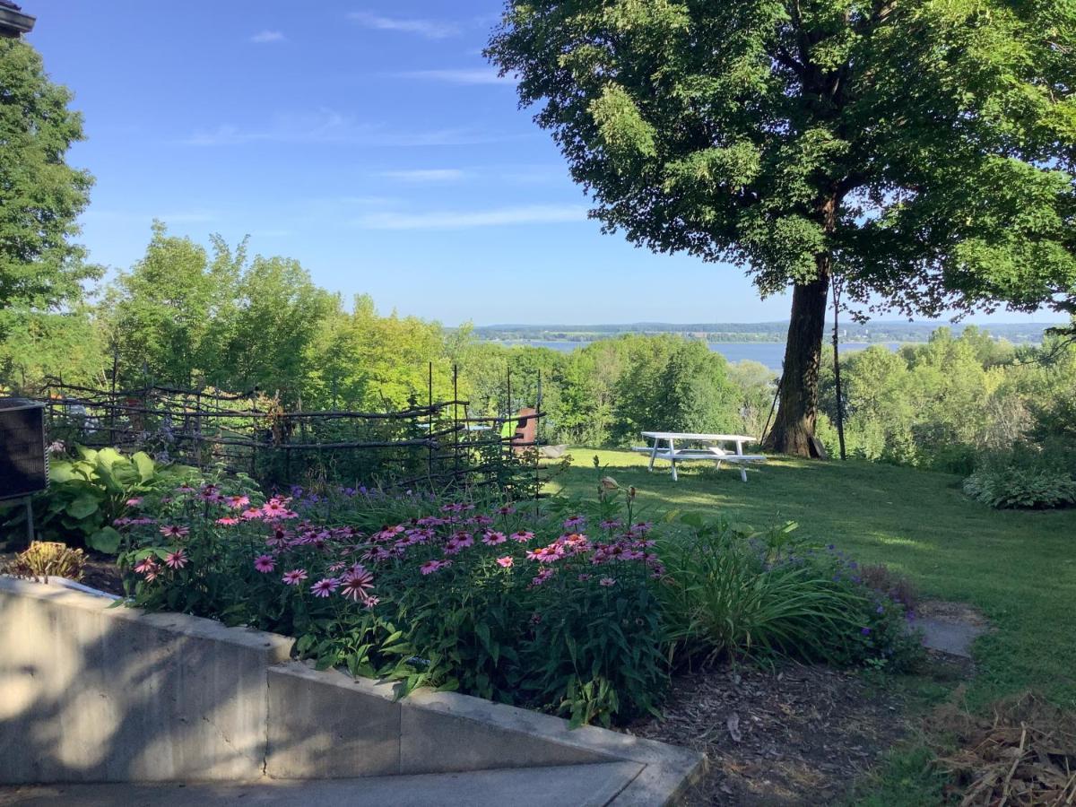 Les Saisons Du Fleuve Bed & Breakfast Lotbiniere Exterior photo
