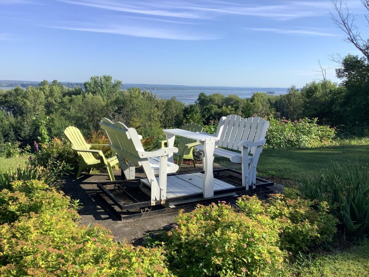 Les Saisons Du Fleuve Bed & Breakfast Lotbiniere Exterior photo